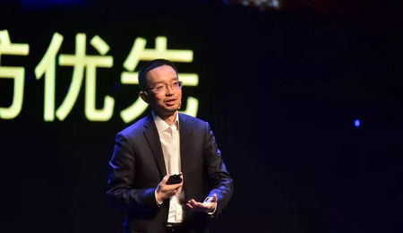 清华五道口金融EMBA学生俞熔在2018新年思想汇上发表演讲