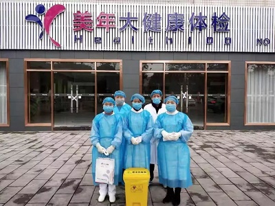 美年大健康万州公司医务人员积极配合重庆市万州区卫计委，在火车站为往返旅客测量体温
